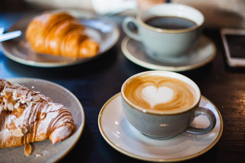 Fika uppdukat på ett bord på ett café