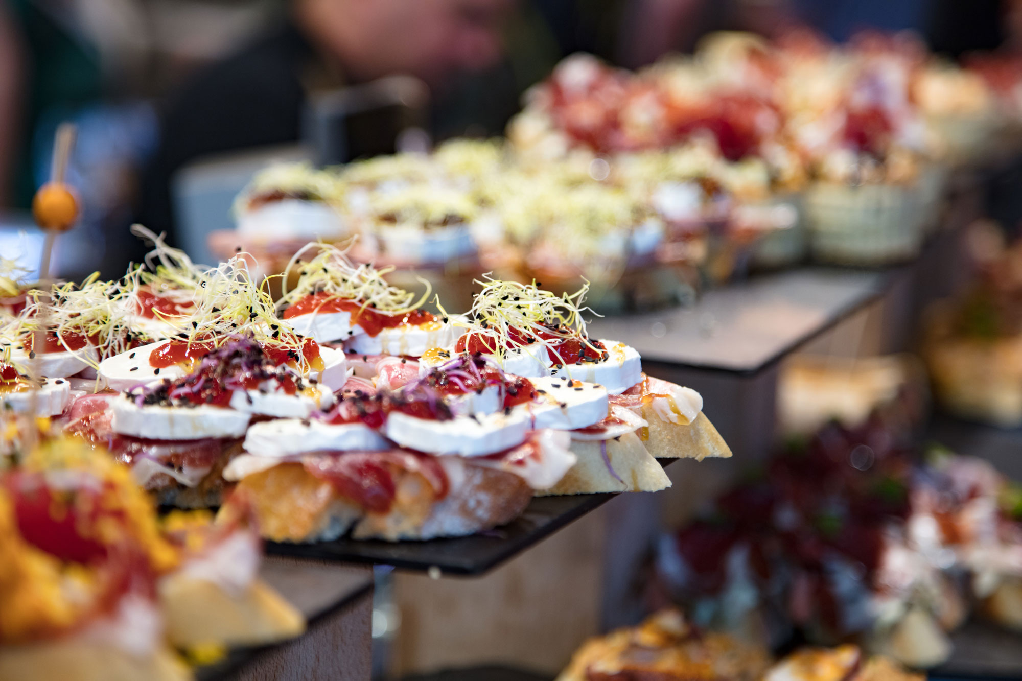 Cateringmat uppdukat på ett bord